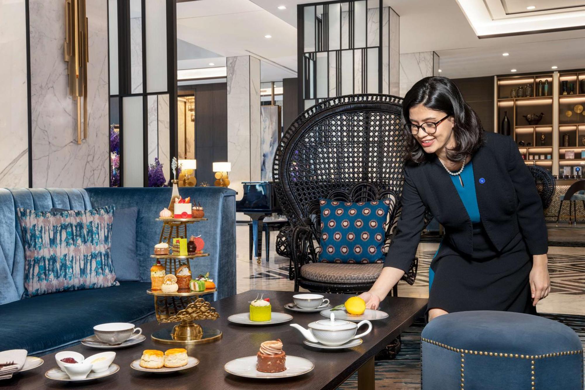Waldorf Astoria Kuwait Ξενοδοχείο Κουβέιτ Εξωτερικό φωτογραφία A butler at work