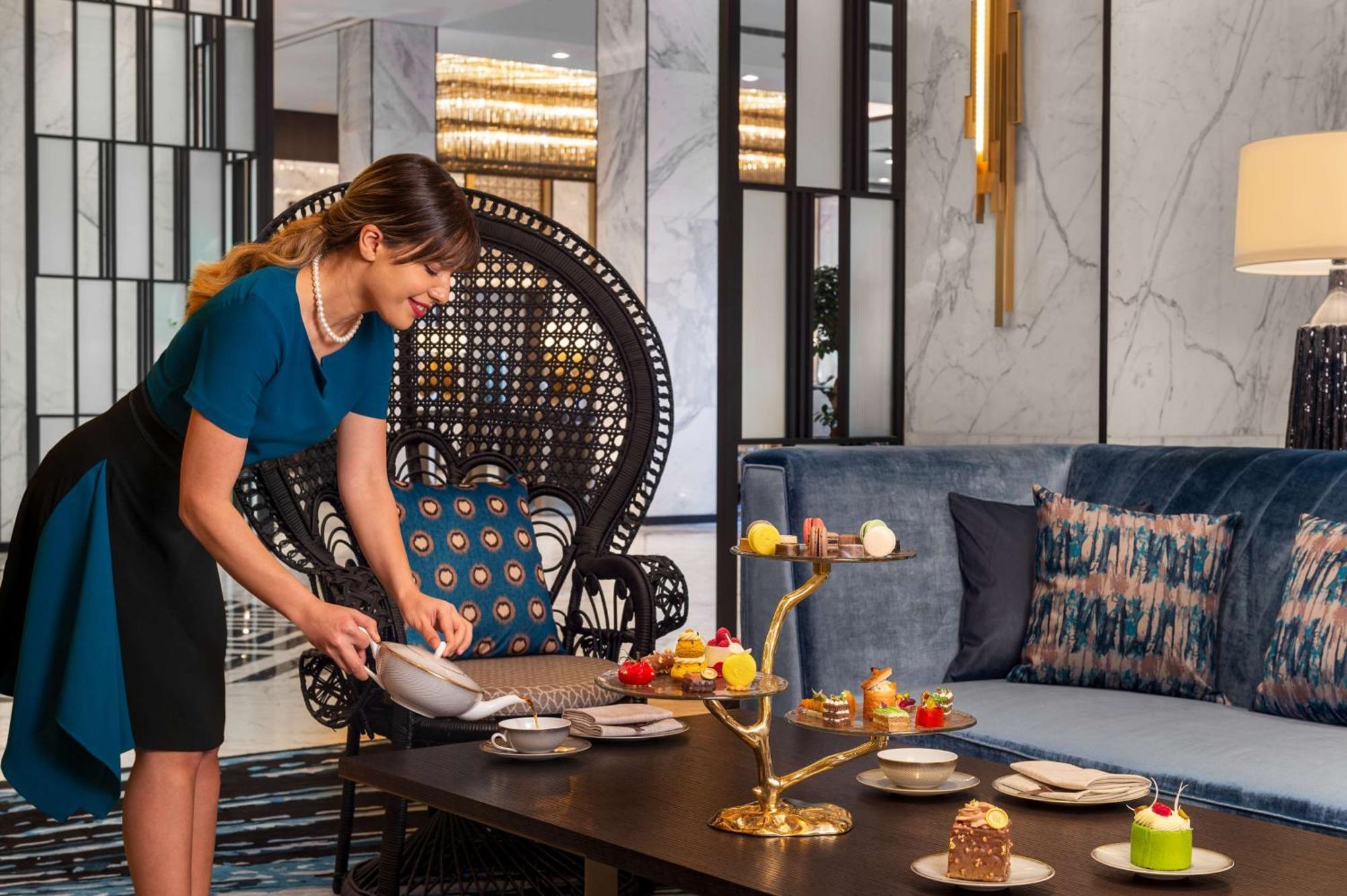 Waldorf Astoria Kuwait Ξενοδοχείο Κουβέιτ Εξωτερικό φωτογραφία A hotel staff setting up a table
